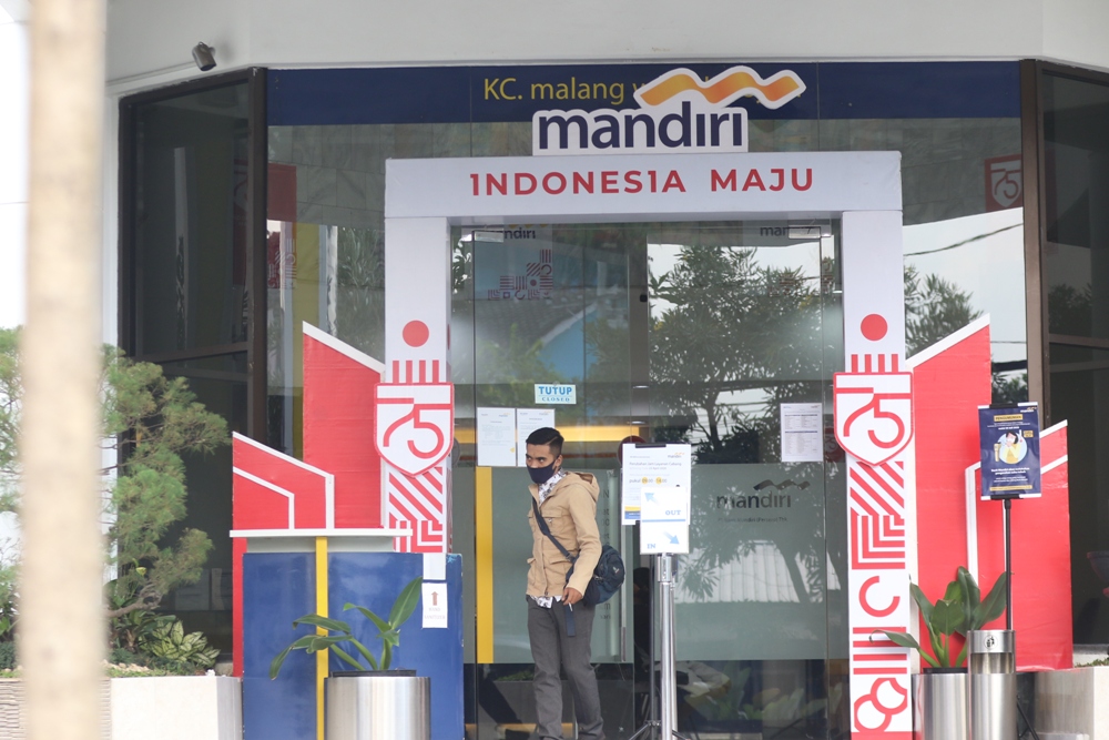 Kantor cabang Bank Mandiri di kawasan Alun-Alun Kota Malang ini tutup kemarin (10/8). Foto: Darmono/Radar Malang