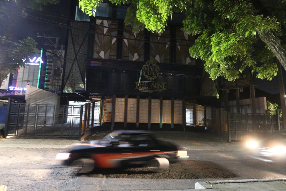 Salah satu tempat karaoke di Kota Malang, The Nine sudah empat bulan ini tutup gara-gara pandemi. Foto: Rubianto/Radar Malang