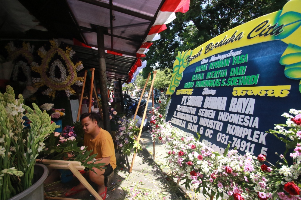 Aktivitas pembuat karangan bunga di Splendid. Foto: Laoh Mahfud/Radar Malang