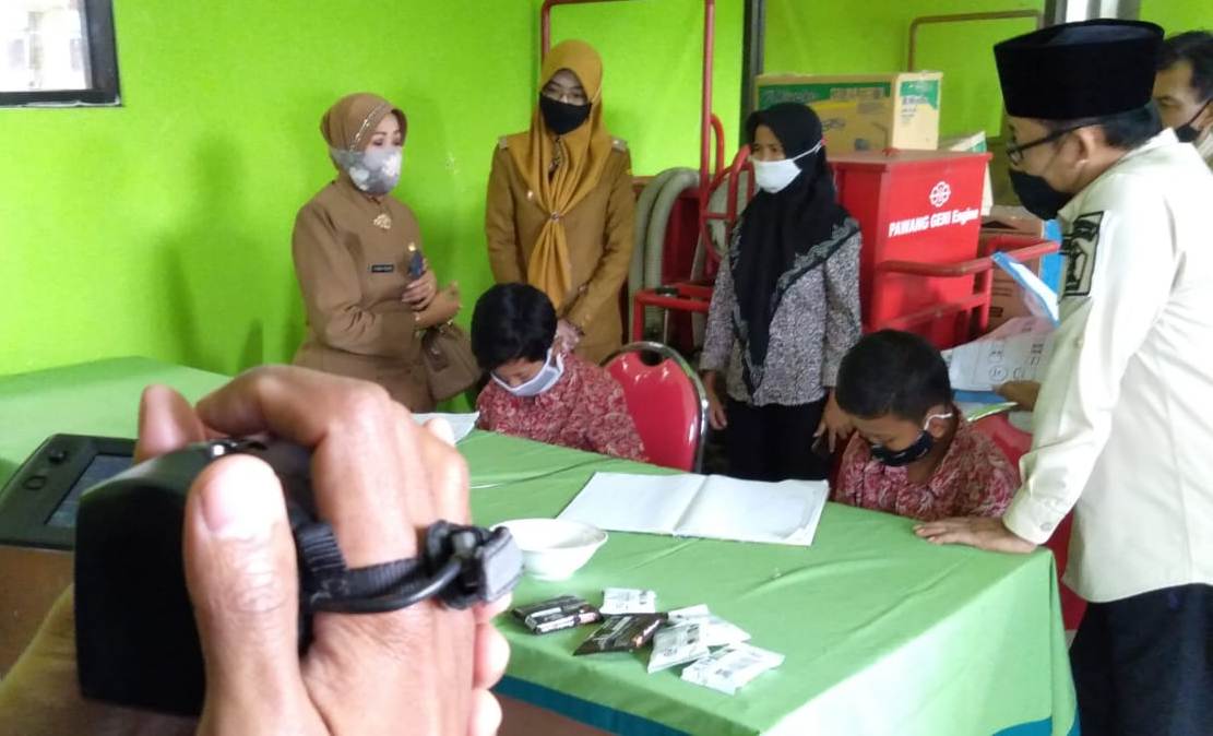 Kadisdikbud Kota Malang Zubaidah (kiri) saat mendampingi wali kota malang melihat belajar siswa belajar melalui sistem daring. Foto: Imam Nasrodin/Radar Malang