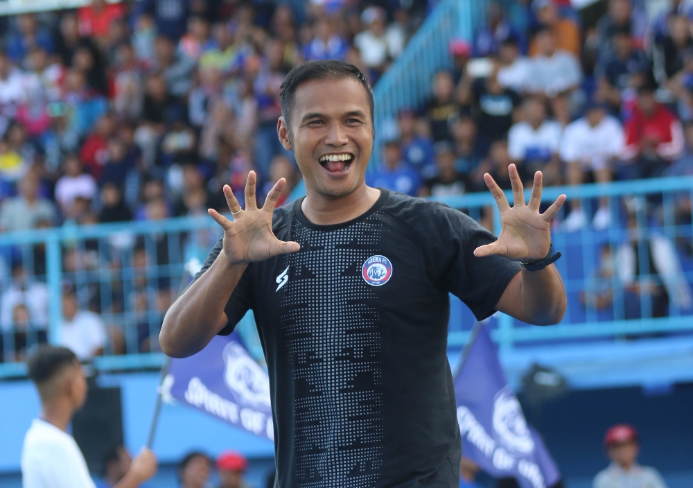 Charis Yulianto saat diperkenalkan sebagai asisten pelatih Arema FC, Februari lalu. Mulai pekan ini, Charis menjadi pelatih kepala menggantikan Mario Gomez. Foto: Darmono/Radar Malang