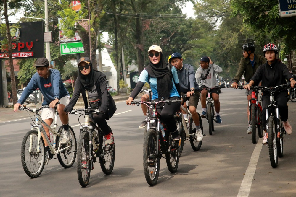 Pesepeda melintas di Jalan Ijen. Di jalan ini, Pemkot berencana membuat jalur khusus sepeda. Foto: Laoh Mahfud/Radar Malang