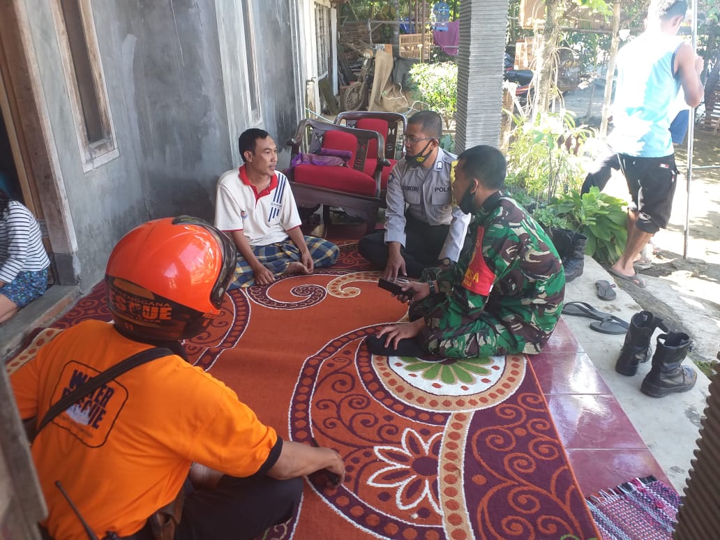 Suasana rumah duka korban laka air, MS. (Polsek Kendungkandang for Radar Malang)