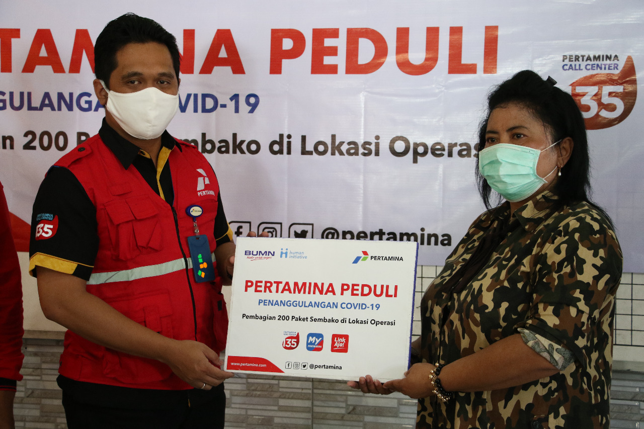 Penyerahan bantuan dari Pertamina MOR V kepada warga terdampak Covid-19. (Pertamina MOR V for Radar Malang)