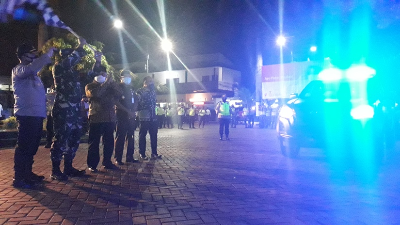 Jajaran Forkopimda Kabupaten Malang me-launching Tim Mobile Covid Hunter di Polres Kabupaten Malang, Rabu (16/9) malam. (Achmad Sulchan An Nauri/Radar Kanjuruhan)