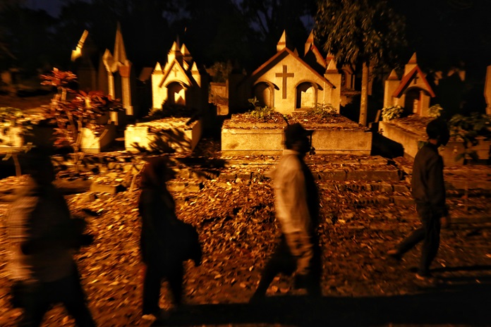 HERITAGE: Wisata malam di Tempat Pemakaman Umum (TPU) Sukun. Di komplek pemakaman kaum elite Belanda ini tersimpan banyak tabir sejarah. (Foto: Rubianto/Radar Malang)