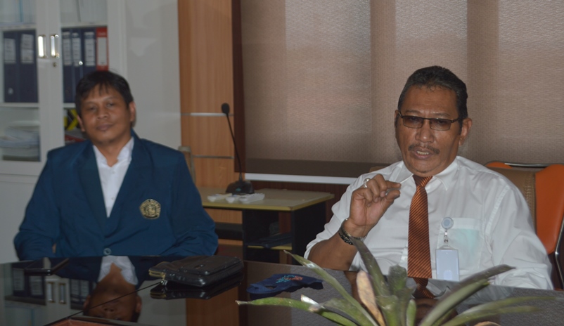 Wakil Ketua III Vokasi UB Dr Ir Agoes Soeprijanto (kanan) dan Ketua Pelaksana PKKMB Vokasi UB Harnan Malik Abdullah. (Abdul Aziz Afif / Radar Malang)