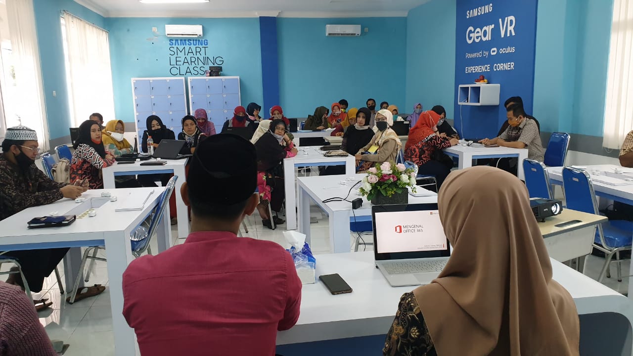 Para guru mengokuti workshop pembelajaran daring. (SD BSS for Radar Malang)