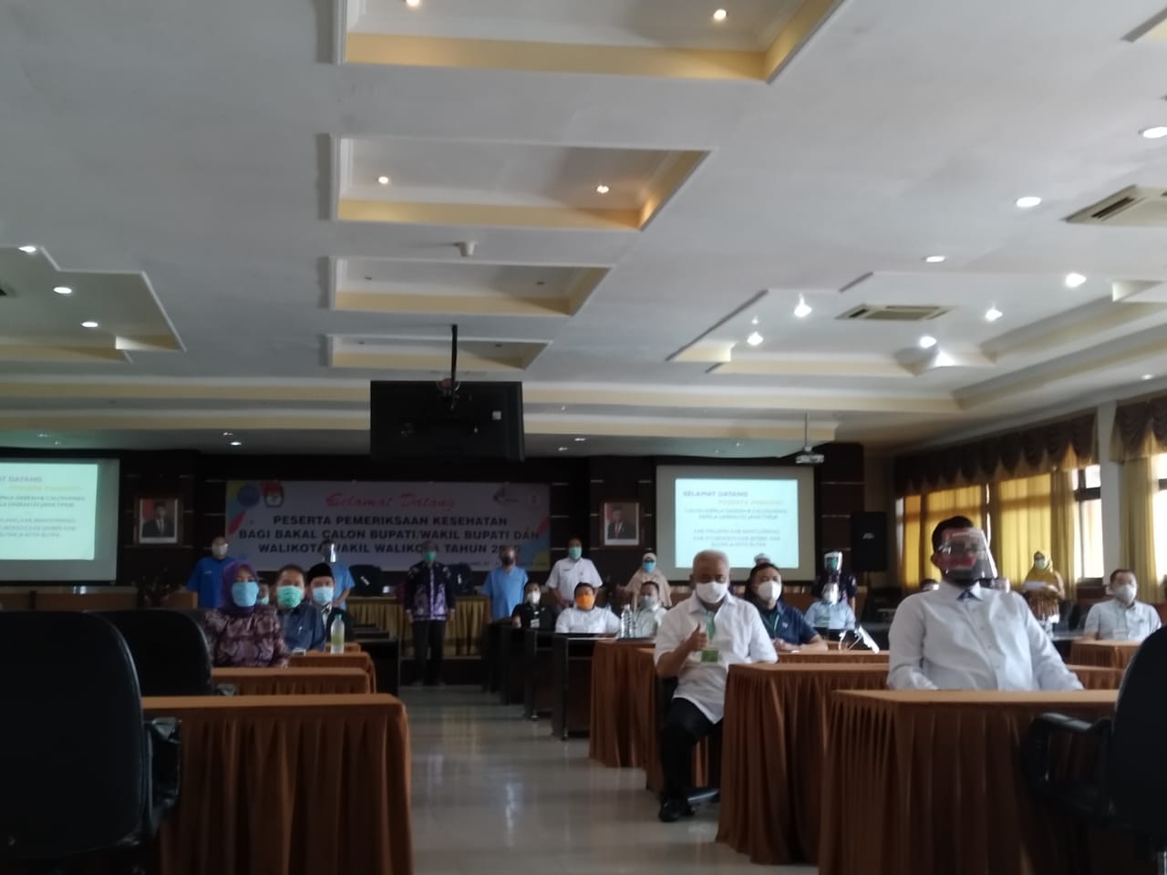 Para paslon pilkada dari beberapa daerah di Jawa Timur bersiap mengikuti tes psikologi di RSSA (Foto: Darmono / Radar Malang)