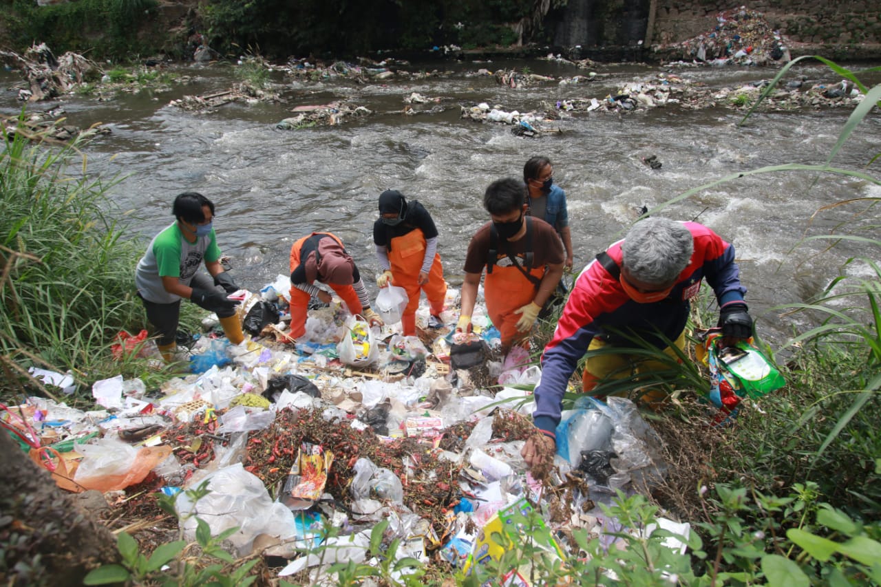 KENA SANKSI: Sejak Agustus lalu, Pemkot Malang terapkan hukuman bagi masyarakat yang membuang sampah sembarangan.
