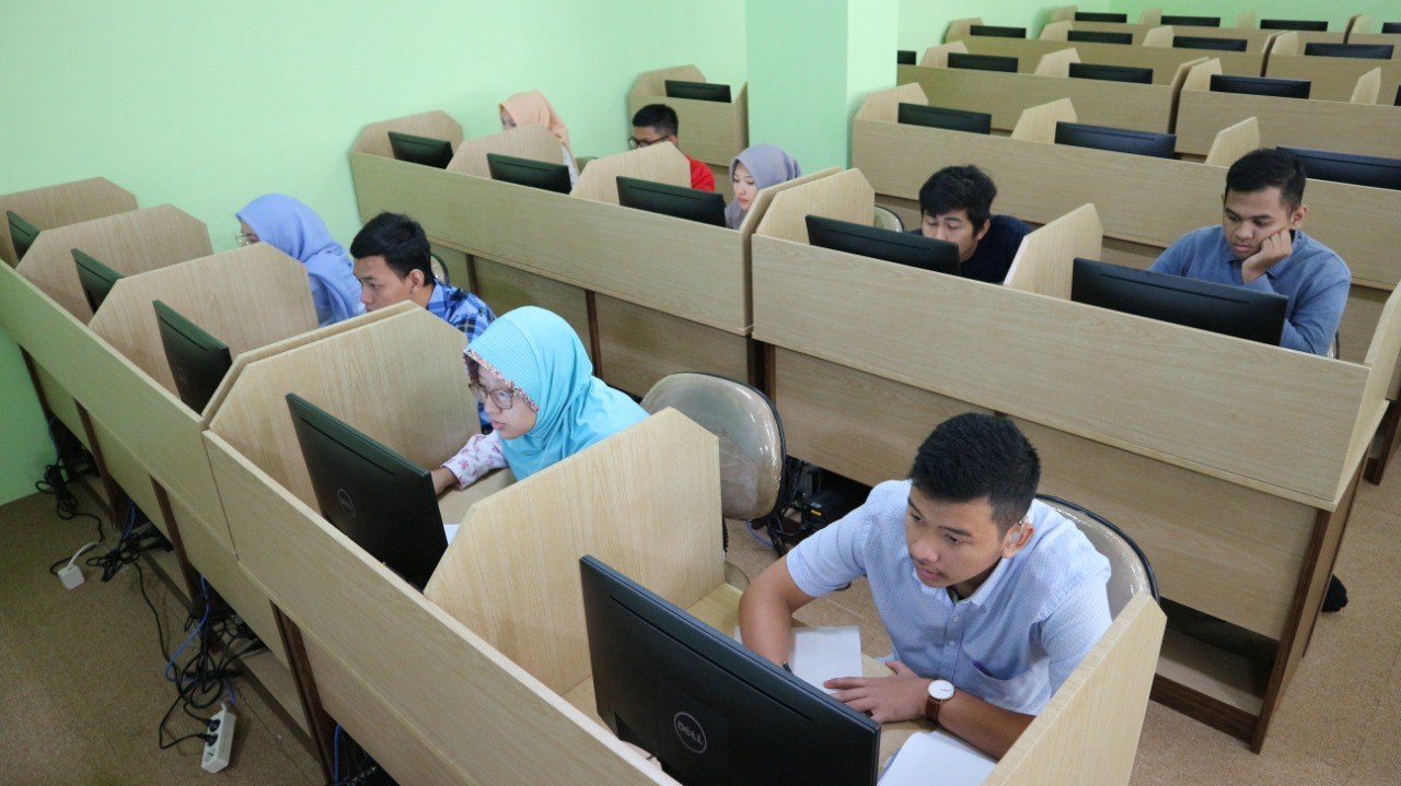 Ilustrasi calon mahasiswa saat mengikuti tes penerimaan mahasiswa baru. (dok Radar Malang)