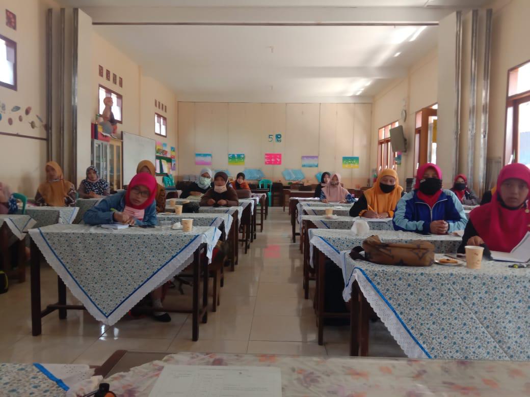 Ilustrasi kegiatan kelompok kerja guru (KKG)  MI (Ulfa / Radar Malang)