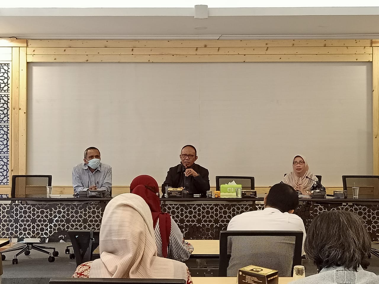 Rektor Unisma Prof Dr Maskuri Bakri MSi (tengah) diapit dua dosen kandidat gubes. (Beyjazz / Radar Malang)