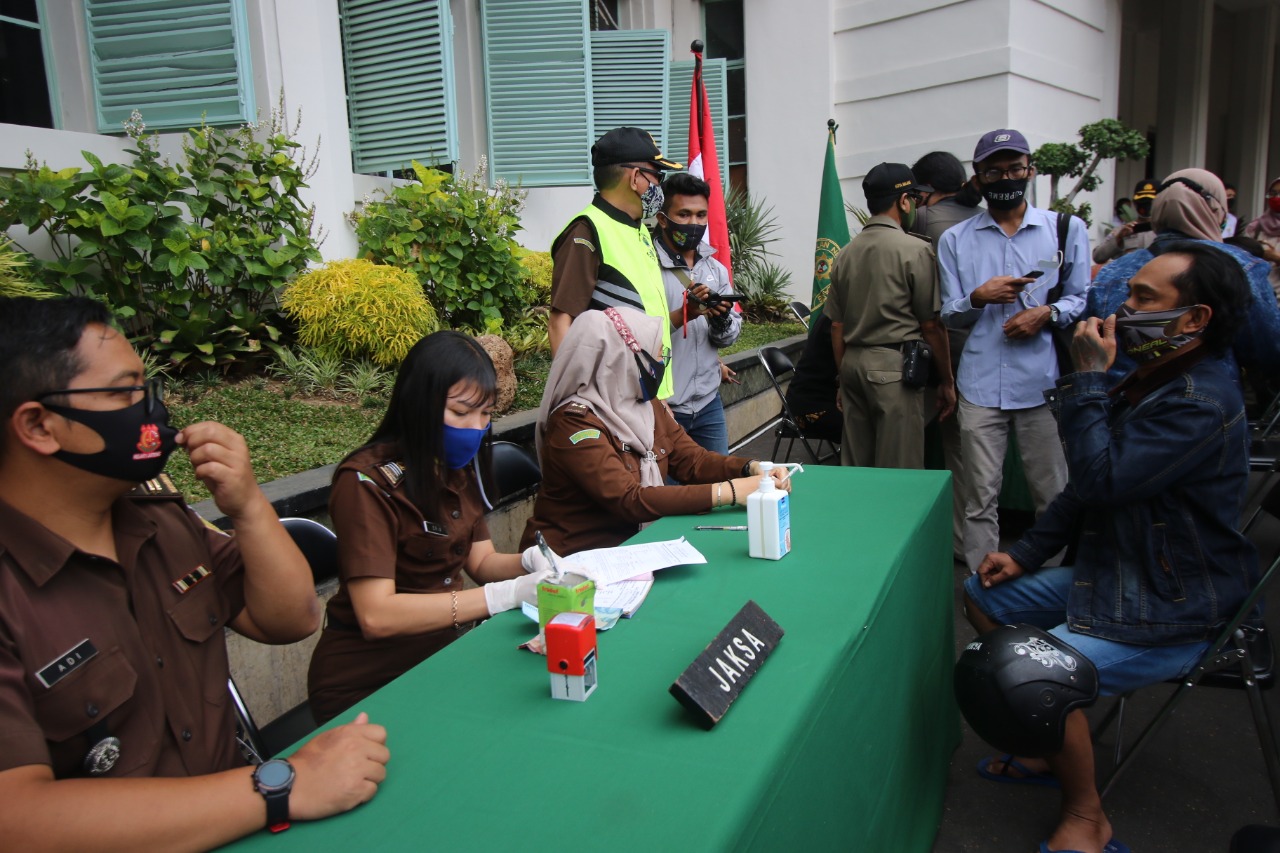 Sidang jalanan diterapkan kepada warga yang melanggar protokol kesehatan. (Darmono / Radar Malang)