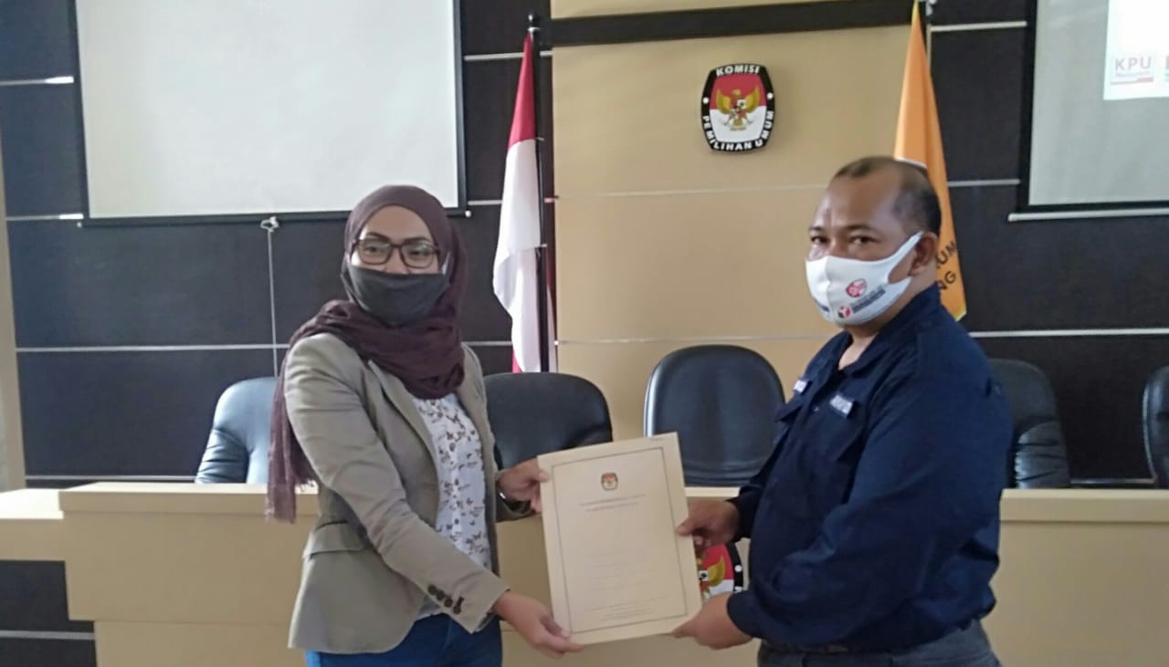 Penyerahan berkas Penetapan paslon di KPU Kabupaten Malang. (Imam N / Radar Malang)