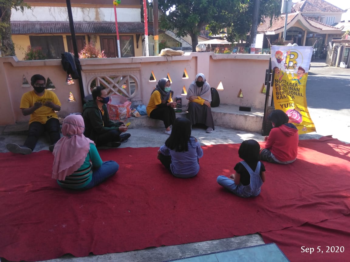 Anak-anak diajak bermain permainan tradisional hingga diberi buku Covid agar terhindar dari pandemi. (UIN Malmag for Radar Malang)