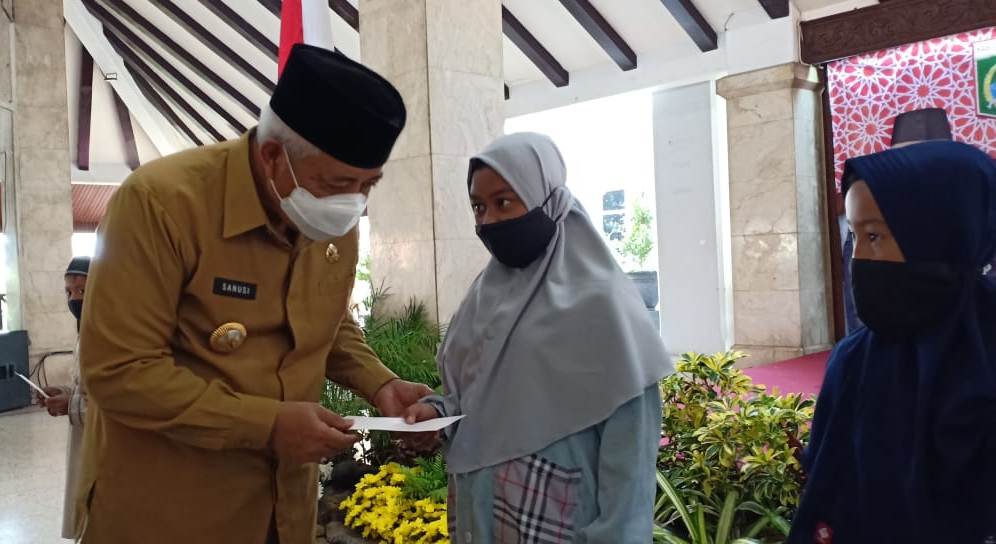 Bupati Malang HM Sanusi saat memberikan santunan kepada anak yatim, di Pendapa Agung Kabupaten Malang, Senin pagi (7/9). Foto: Farik Fajarwati
