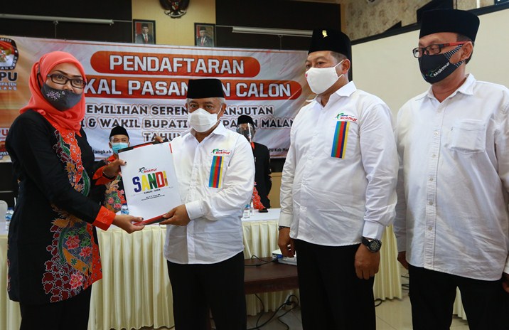 LEPAS JABATAN: Bakal pasangan salon bupati dan wakil bupati HM Sanusi dan Didik Gatot Subroto saat mendaftar ke Komisi Pemilihan Umum (KPU) Kabupaten Malang, Jumat (4/9). Sampai saat ini keduanya masih berstatus sebagai Bupati Malang dan ketua DPRD Kabupa