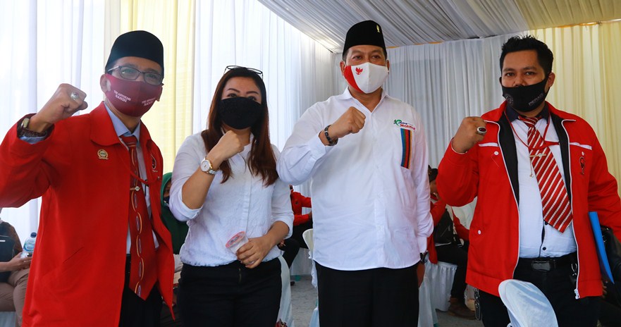 DAFTAR KE KPU: Calon Wakil Bupati Malang Didik Gatot Subroto (dua dari kanan) saat mendaftarkan diri sebagai kontestan Pilkada 2020 Kabupaten Malang ke KPU Kabupaten Malang, Jumat (4/9). (Rubianto/Radar Kanjuruhan)