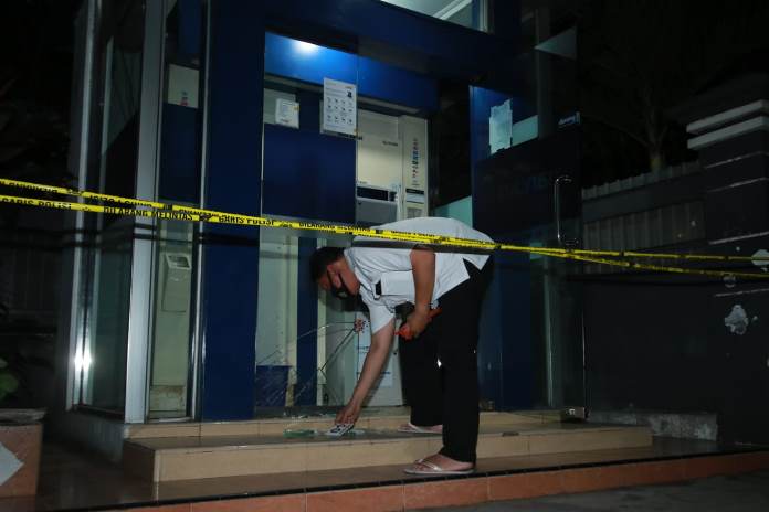 POLICE LINE: ATM Bank Mandiri di Jalan Kawi diberi police line pasca ada upaya perampokan Senin (31/8) malam. (Foto: Laoh Mahfud/Radar Malang)