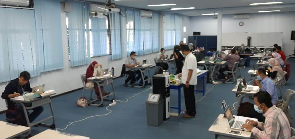 BERSAING: Peserta Seleksi Jalur Mandiri Gelombang II Polinema yang mengikuti ujian secara offline di kampus Polinema wajib mengikuti protokol kesehatan dan memenuhi persyaratan yang telah ditetapkan oleh panitia. (Foto: Errica Vannie/Radar Malang)