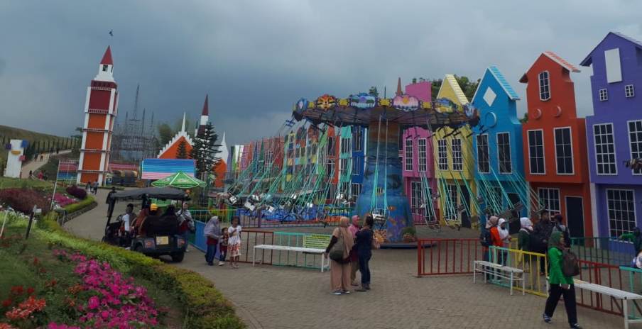 TAMAN INDAH: Wisatawan menikmati spot foto di Florawisata San Terra de Lafonte, Desa Pandesari, Pujon. (Foto: Ulfa Afrian/Radar Malang)