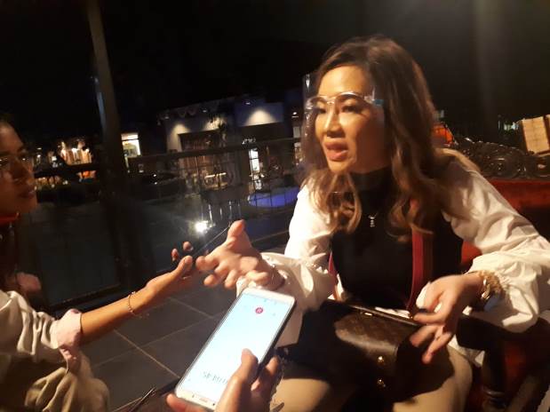 BAHAYA MERKURI: dr Christine Icasia M.Biomed AAM memberikan keterangan kepada awak media seusai menjadi pembicara di kafe Kaliwatu Kota Batu, Jumat (5/9) sore. (Foto: Ulfa Afrian/Radar Malang)