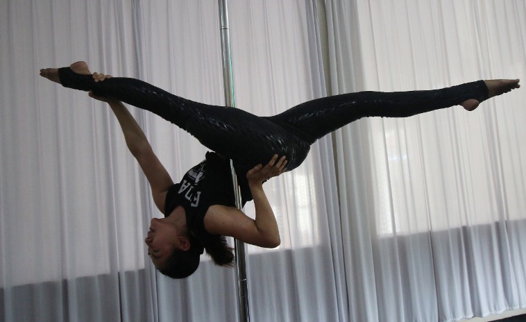 BEBAS MEMILIH: Tidak ada persyaratan khusus untuk memilih pole dance sebagai olahraga. Asalkan punya niat pasti bisa melakukan. (Foto Darmono/Radar Malang)
