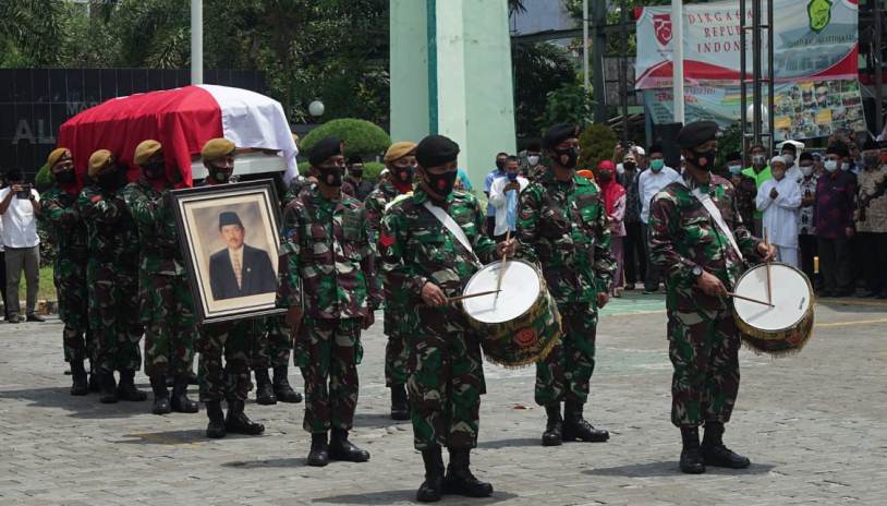 SELAMAT JALAN: Prosesi pemakaman Prof Dr (HC) Drs H Abdul Malik Fadjar MSc di Tamam Makam Pahlawan (TMP) Kalibata, Jakarta Selatan, tadi siang (8/9). (Foto: Humas UMM for Radar Malang)