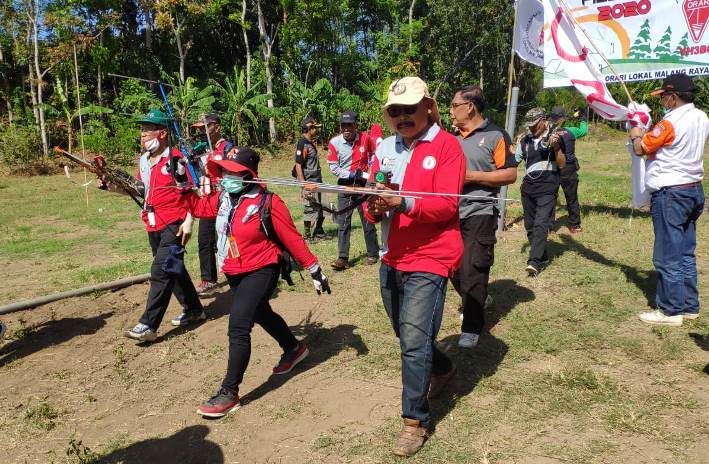 LATIH ANGGOTA: Beberapa anggota Orari Malang melakukan aktivitas di Danau Dempok, Desa Gampingan, Pagak, Kabupaten Malang. (Foto: Orari Malang for Radar Malang)