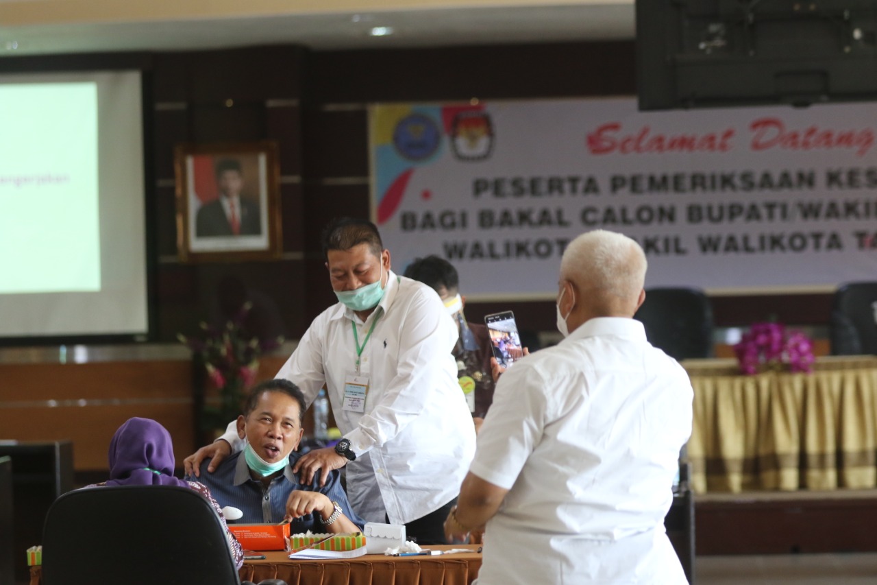 Didik Gatot Subroto memijat pundak Didik Budi Muljono di sela makan siang usai tes psikologi di RSSA kemarin. Sementara Sanusi terlihat mengabadikan momentum itu dengan memotret pakai HP-nya. (Darmono / Radar Malang)