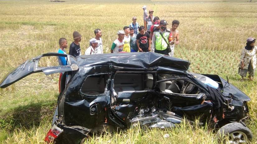 Kondisi mobil Daihatsu Xenia bernopol N 1784 EU usai ditabrak dan terseret 200 meter oleh KA Penataran di Dusun Kebonsari, Desa Ngebruk, Kecamatan Sumberpucung, Kamis (10/9). (Istimewa)