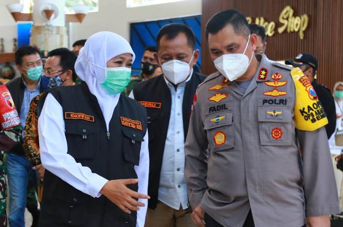 Kapolda Jatim Irjen Pol Mohammad Fadil berbincang dengan Gubernur Jatim Khofifah Indar Parawansa di sela-sela  rakor percepatan penanganan Covid-19 Jatim di Klub Bunga Resort Kota Batu, Jumat (11/9). (Rubianto/Radar Malang)