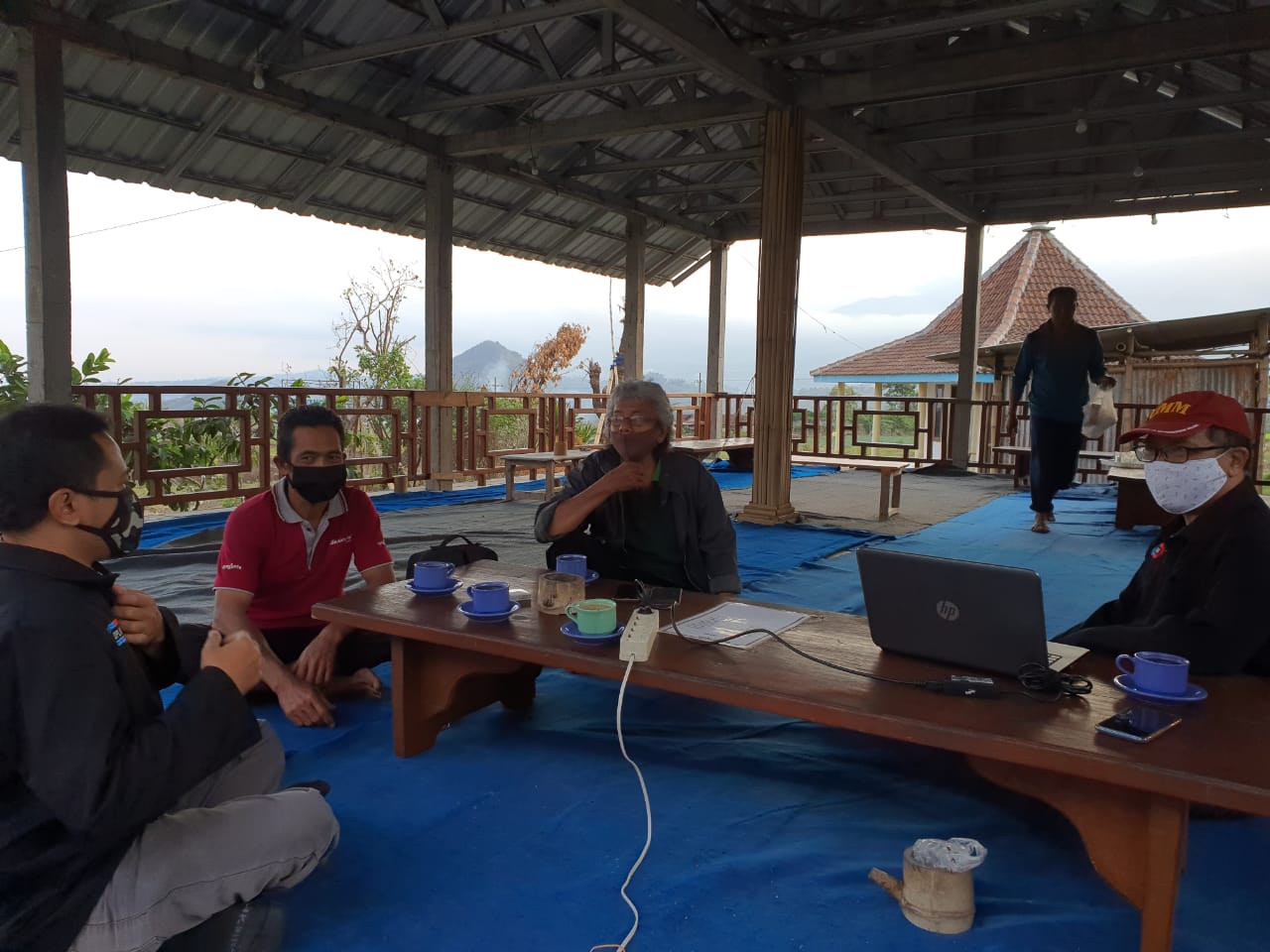 Koordinasi Tim PPDM UMM dengan Kelompok Tani Desa Tawangargo untuk persiapan pelatihan marketplace. (PPDM UMM for Radar Malang)