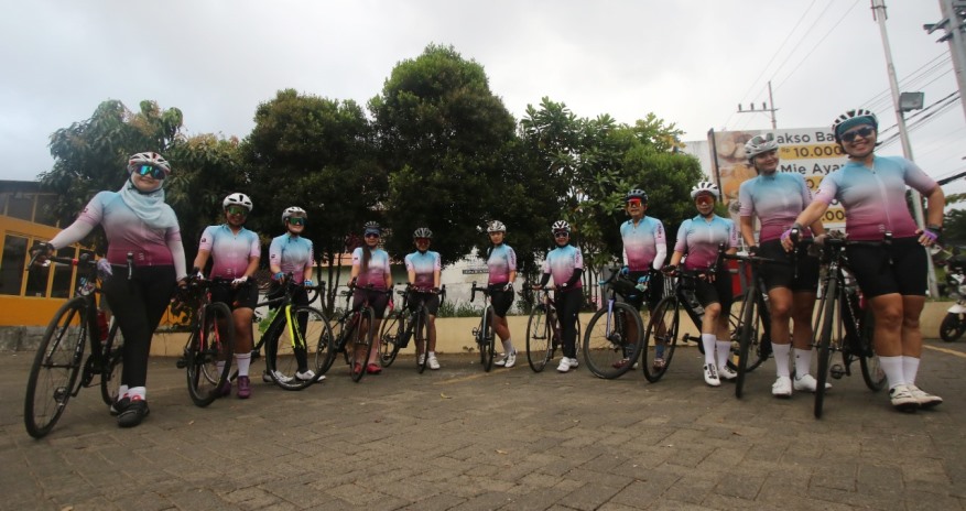 KOMPAK: Para anggota Mimo Cycling bersiap gowes menuju Batu dari Malang, tampak Ketua Mimo Cycling Malang Stevani Krisma (tengah). (Darmono/Radar Malang)