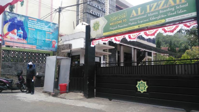 Pintu masuk Al Izzah International Boarding School putri di Desa Sumberejo,  Kecamatan Batu, Kota Batu. Kluster Covid-19 ditemukan di Al-Izzah putra. (Nugraha Perdana/Radar Batu)