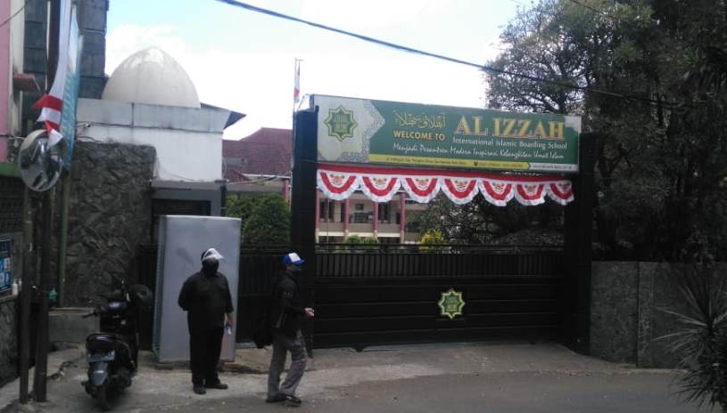 Gerbang pintu masuk Pondok Pesantren Al Izzah, Desa Sumberejo, Kecamatan Batu tertutup dan dijaga security. (Nugraha Perdana/Radar Batu)