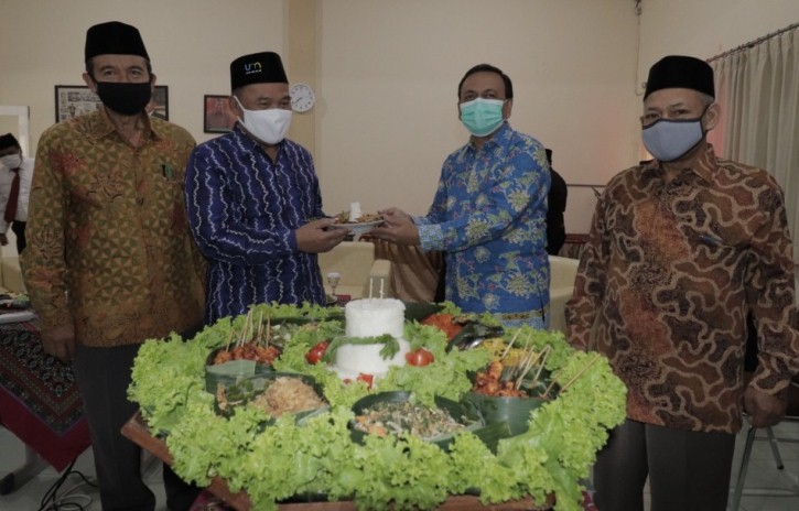 Para petinggi LPI Sabilillah Malang saat melaunching program PPDB tahun ajaran 2021/2022. (Sekolah Sabilillah Malang for Radar Malang)