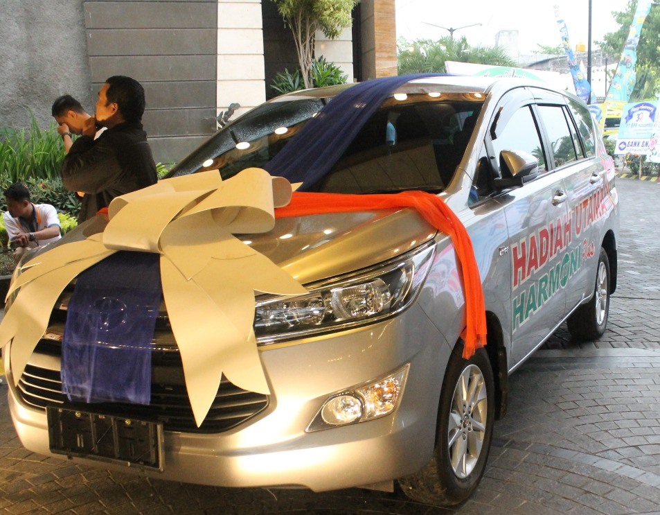 Salah satu mobil hadiah disiapkan untuk nasabah yang beruntung. (Bank Nusamba fot Radar Malang)