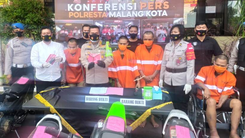 Kapolresta Malang Kota  AKBP Leo Simarmata saat rilis tersangka pelaku curanmor, di Polresta Malang Kota, Rabu (16/9).(Errica Vannie/Radar Malang)