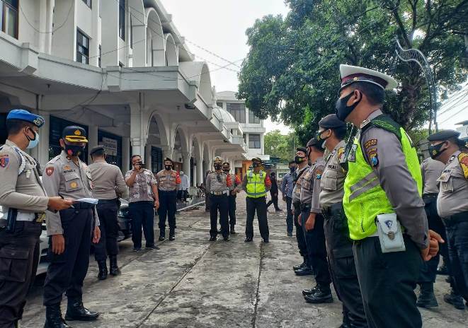 Polresta Malang Kota menyiapkan pengamanan ekstra atas kedatangan Syekh Ali Jaber yang berkegiatan di Masjid Khadijah, Kota Malang, sore ini (17/9). (Rubianto/Radar Malang)
