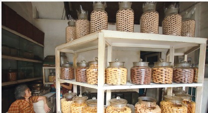 Kukis di Toko Madjoe yang mempertahankan resep kuno sejak jaman Belanda. (Mahfud/ Radar Malang)