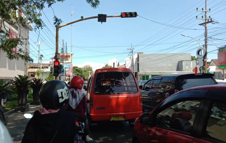 Salah satu voice announcer  di simpang empat Jalan Diponegoro. (Aditya Novrian/Radar Batu)