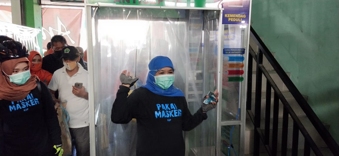 Gubernur Jatim Khofifah Indar Parawansa saat melewati bilik disinfektan (Errica V / Radar Malang)