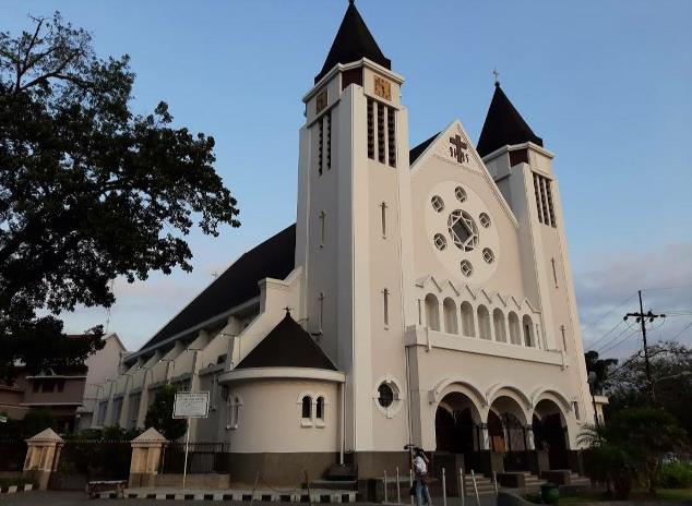 Gereja Katedral Santa Perawan Maria di Jalan Ijen ini merupakan salah satu bangunan cagar budaya di Kota Malang. (Errica Vannie/Radar Malang)