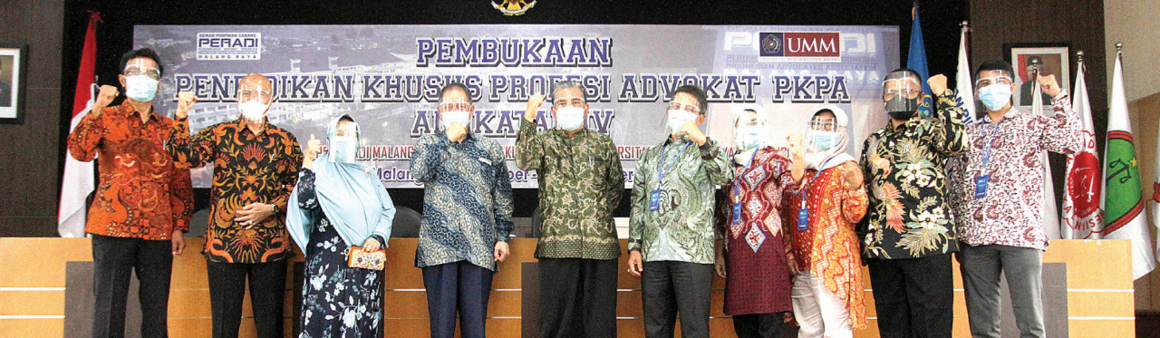 Ketua DPC Peradi Malang Raya Iwan Kuswardi SH (lima dari kanan) bersama Dekan FH UMM Dr Tongat SH MH (enam dari kanan) beserta perwakilan Peradi dan dekanat FH UMM saat pembukaan pendidikan khusus profesi advokat PKPA angkatan IV (18/9). (Foto-foto: Adela