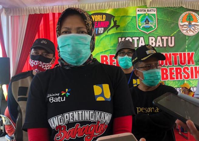Wali Kota Batu Dewanti Rumpoko memberikan keterangan pers dalam peringatan World Clean Up Day 2020 di Lumbung Pangan Pertanian Organik, Desa Pendem, Kecamatan Junrejo, Minggu (20/9). (Ulfa Afrian/Radar Batu)