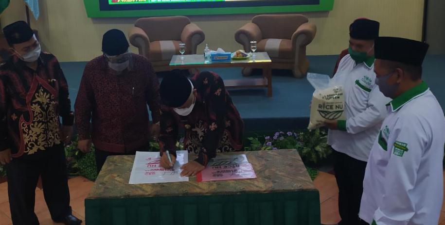 Bupati Malang HM Sanusi memberikan tanda secara simbolis di kemasan produk salah satu UMKM, di Gedung Utsman Mansyur Unisma, Minggu (20/9).  (Errica Vannie/Radar Malang)