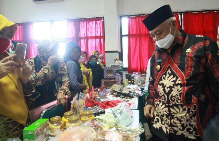 Bupati Malang HM Sanusi melihat produk UMKM di Gedung Usman Mansyur Unisma, Minggu (20/9). (Laoh Mahfud/Radar Malang)
