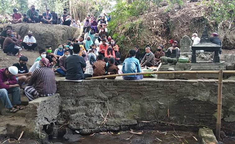 Warga berdoa di Sumber Air Jambangan, Desa Pandanwangi, Blimbing, Minggu (20/9). (Laoh Mahfud/Radar Malang)